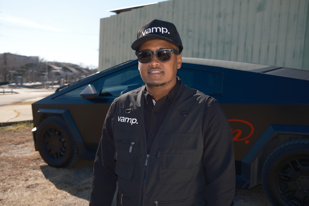 Vamp driver in front of Cybertruck